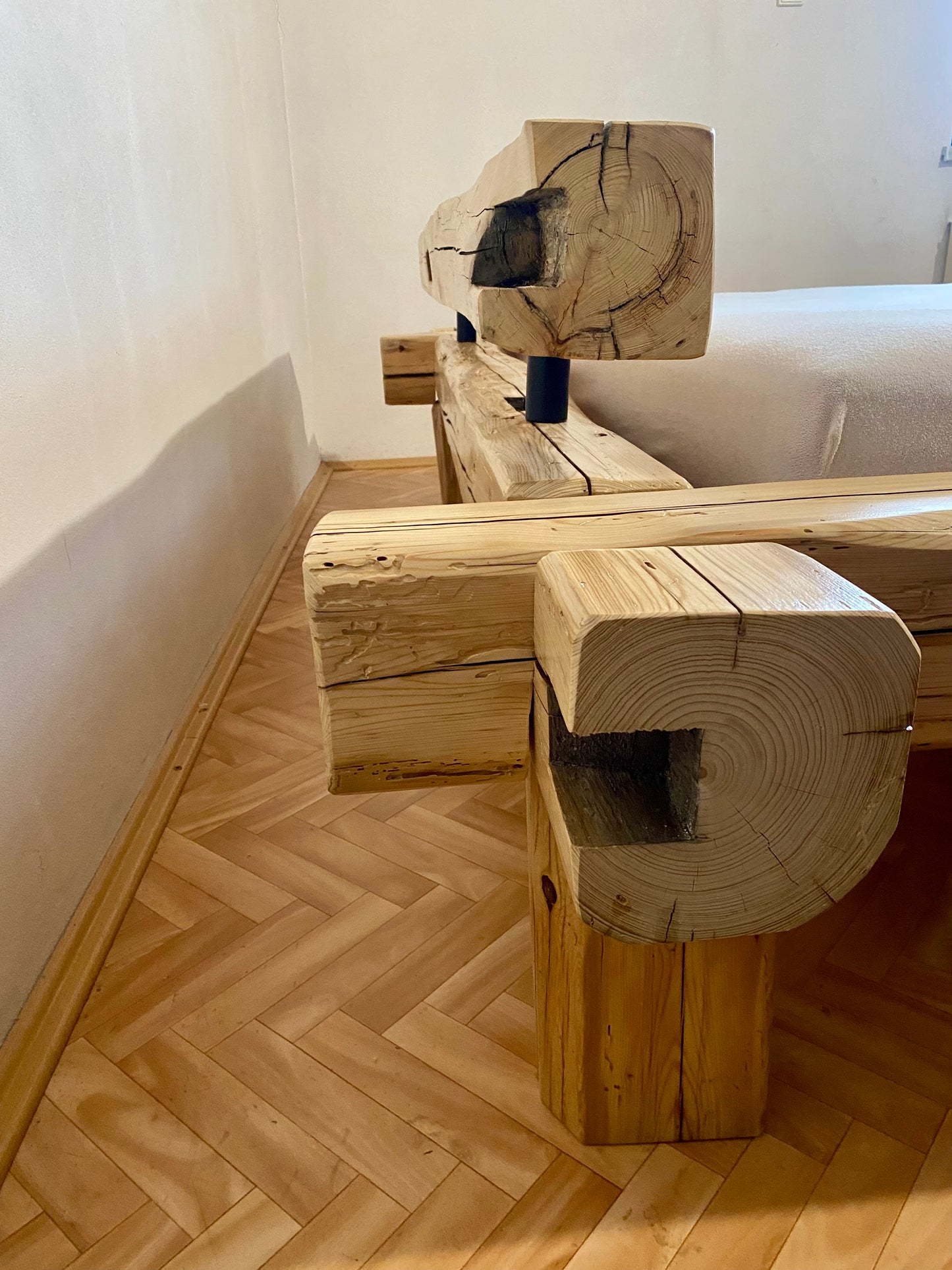 Masivní postel Dažbog