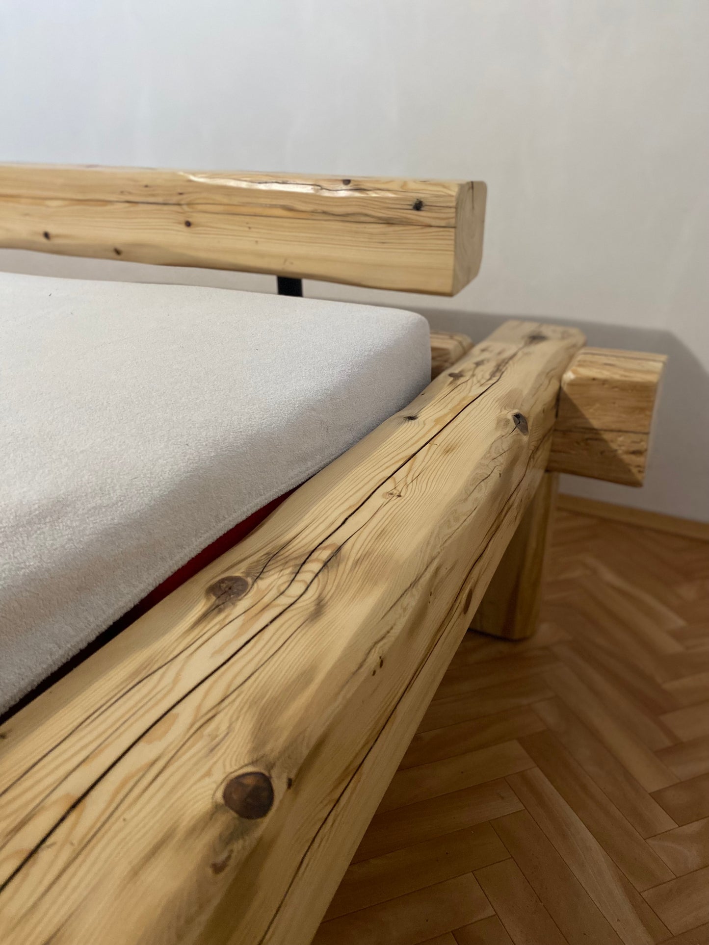 Masivní postel Dažbog