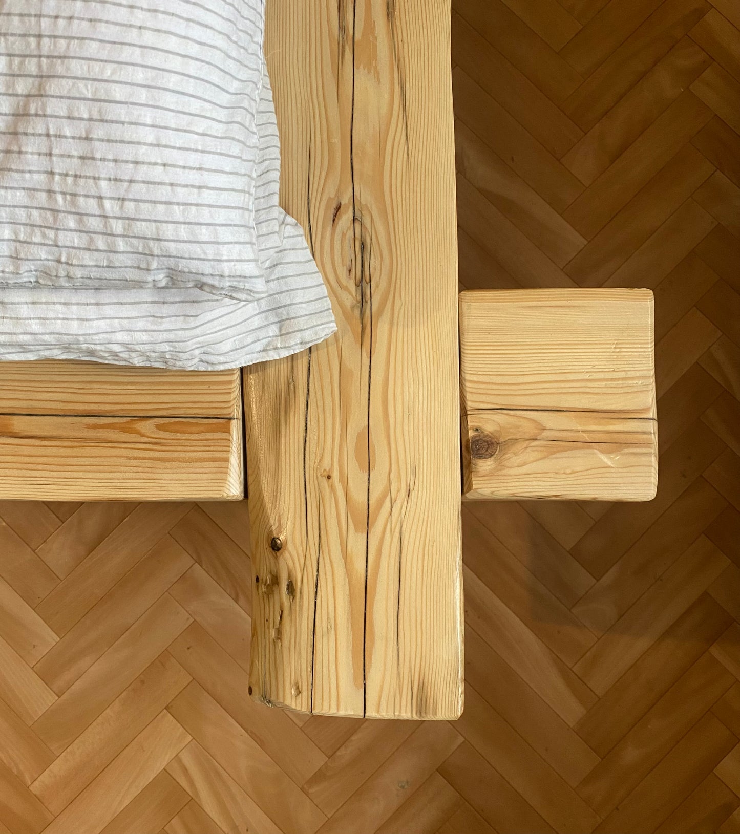 Masivní postel Dažbog