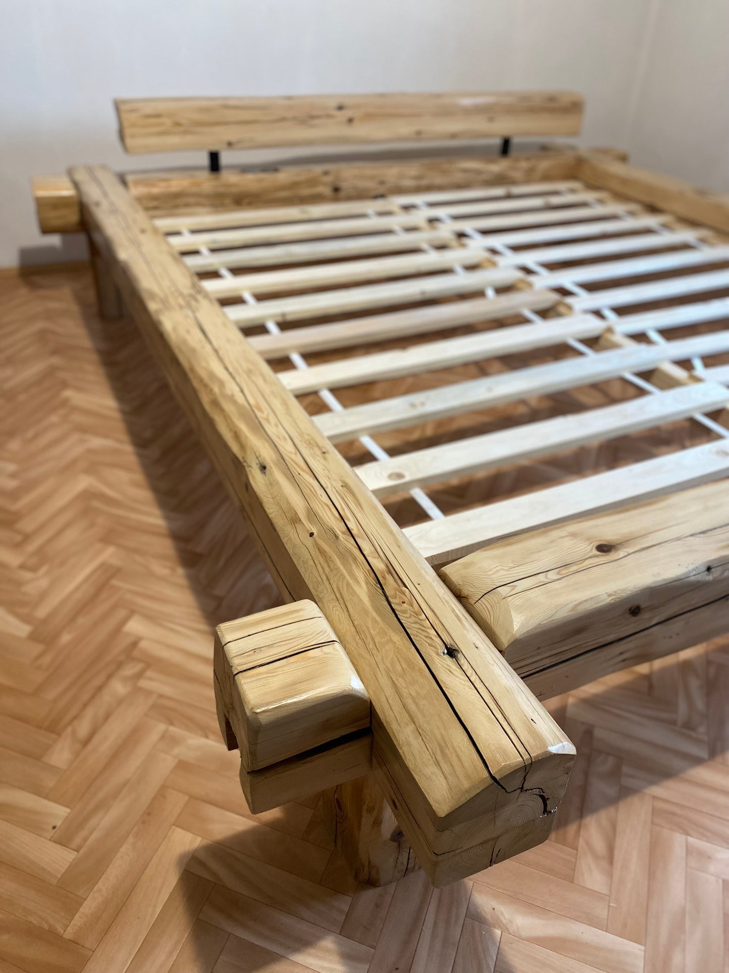 Masivní postel Dažbog