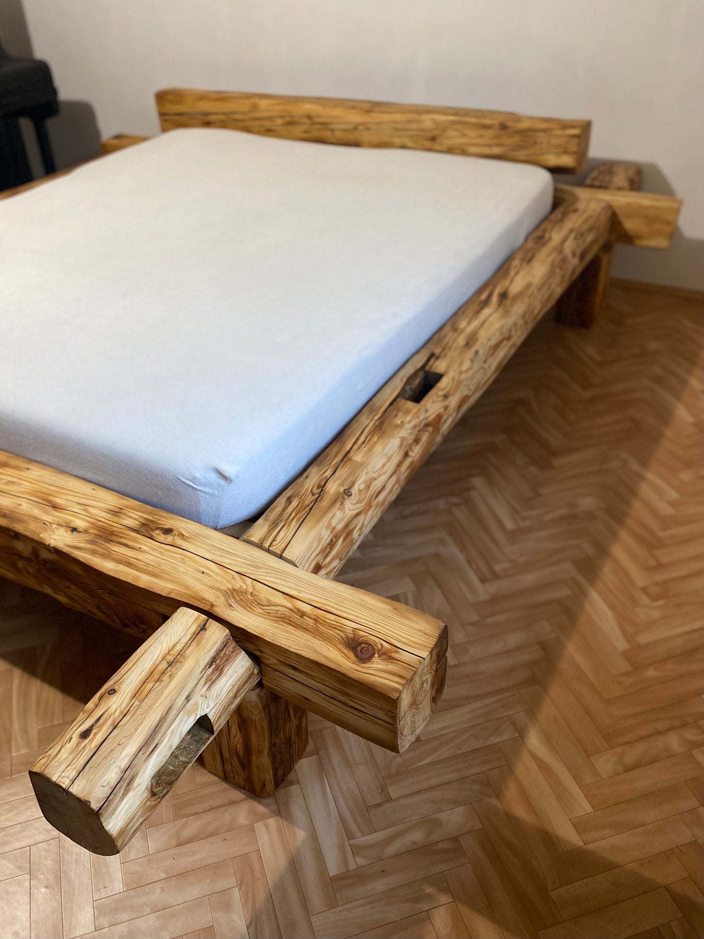 Masivní postel Svarog