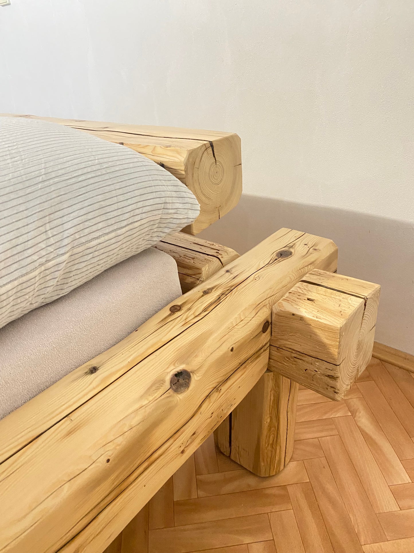 Masivní postel Dažbog