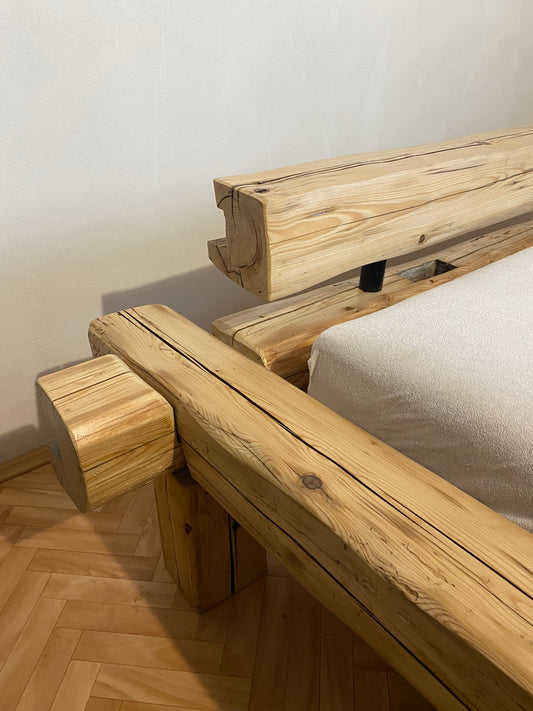 Masivní postel Dažbog