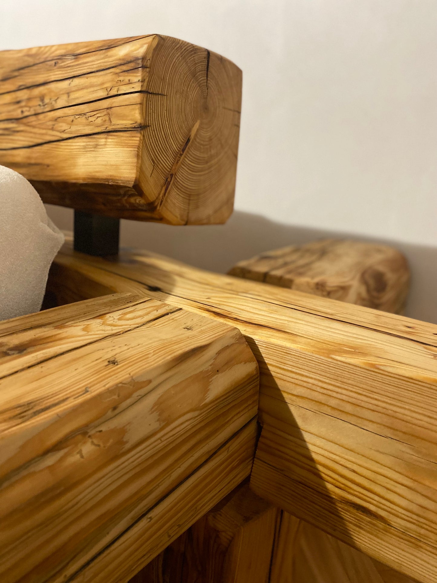 Masivní postel Svarog