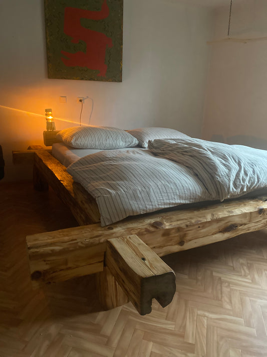 Masivní postel Svarog