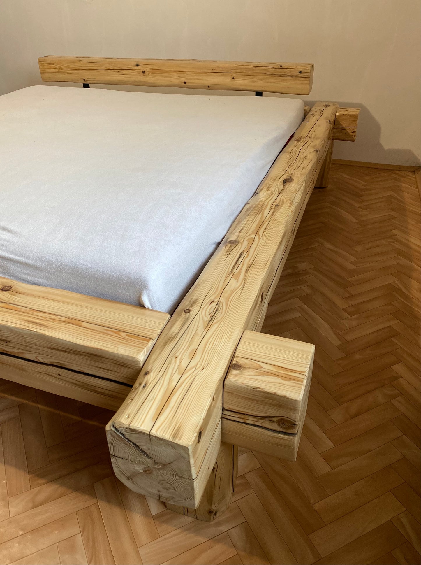 Masivní postel Dažbog