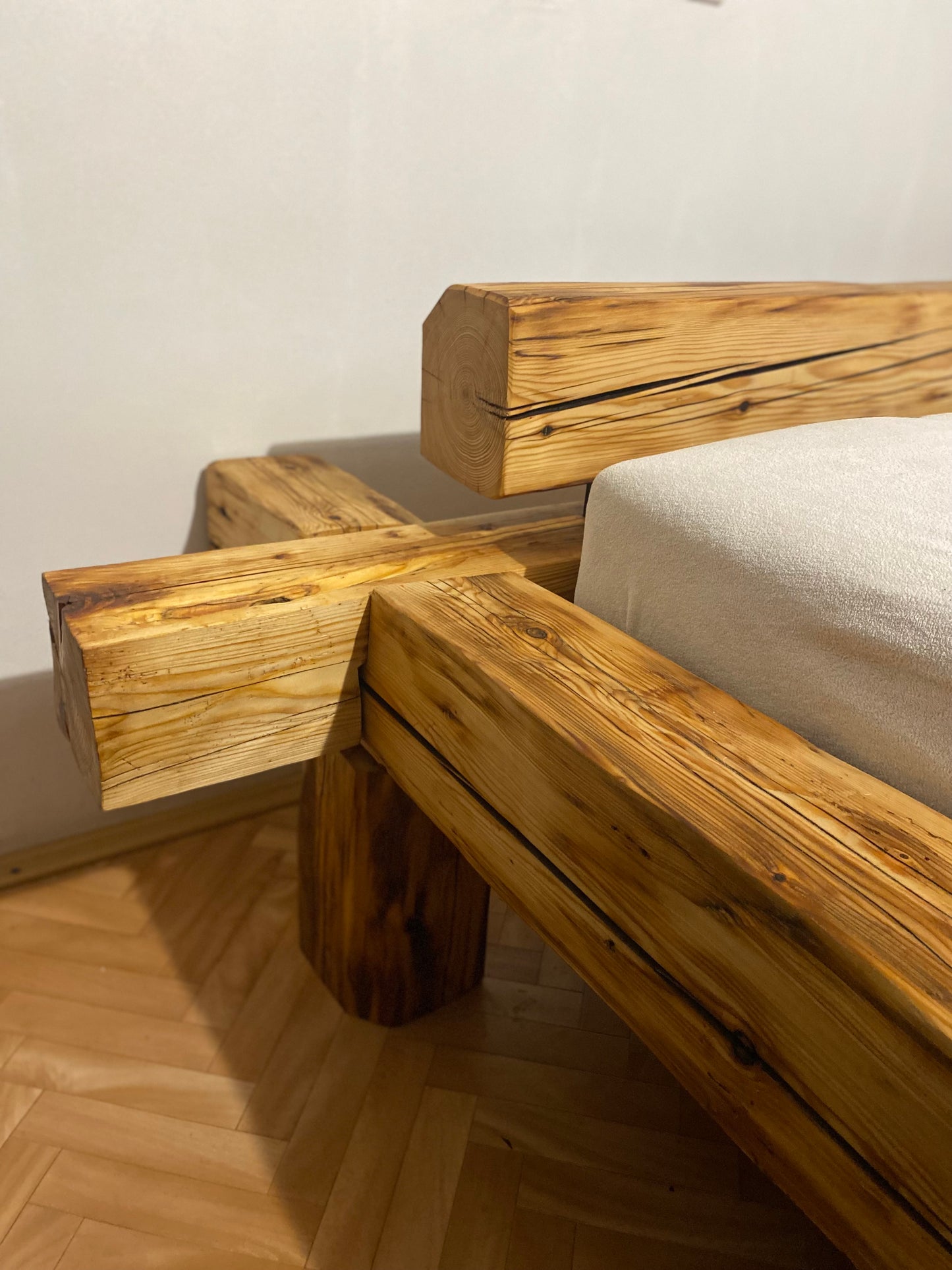 Masivní postel Svarog