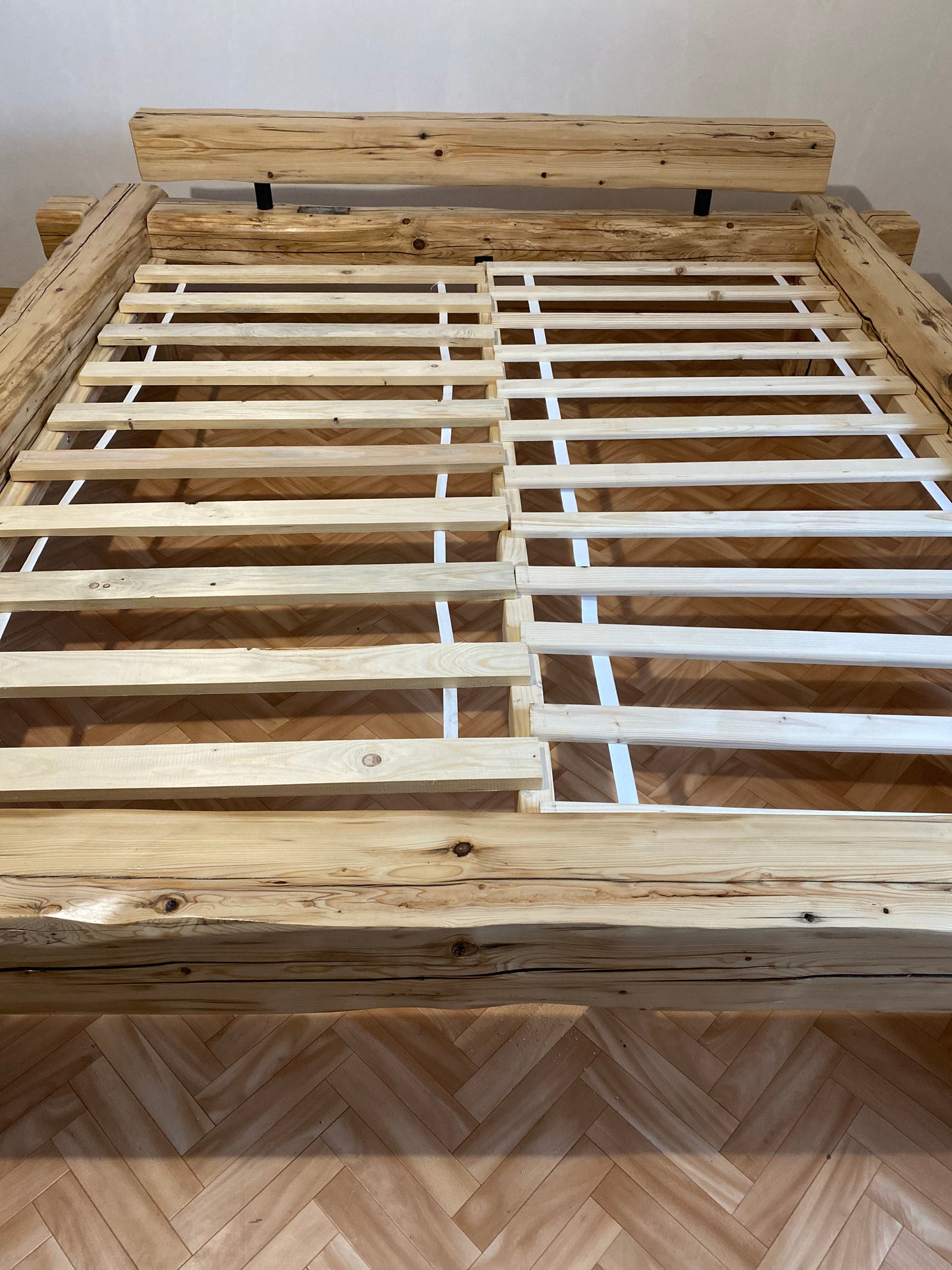 Masivní postel Dažbog