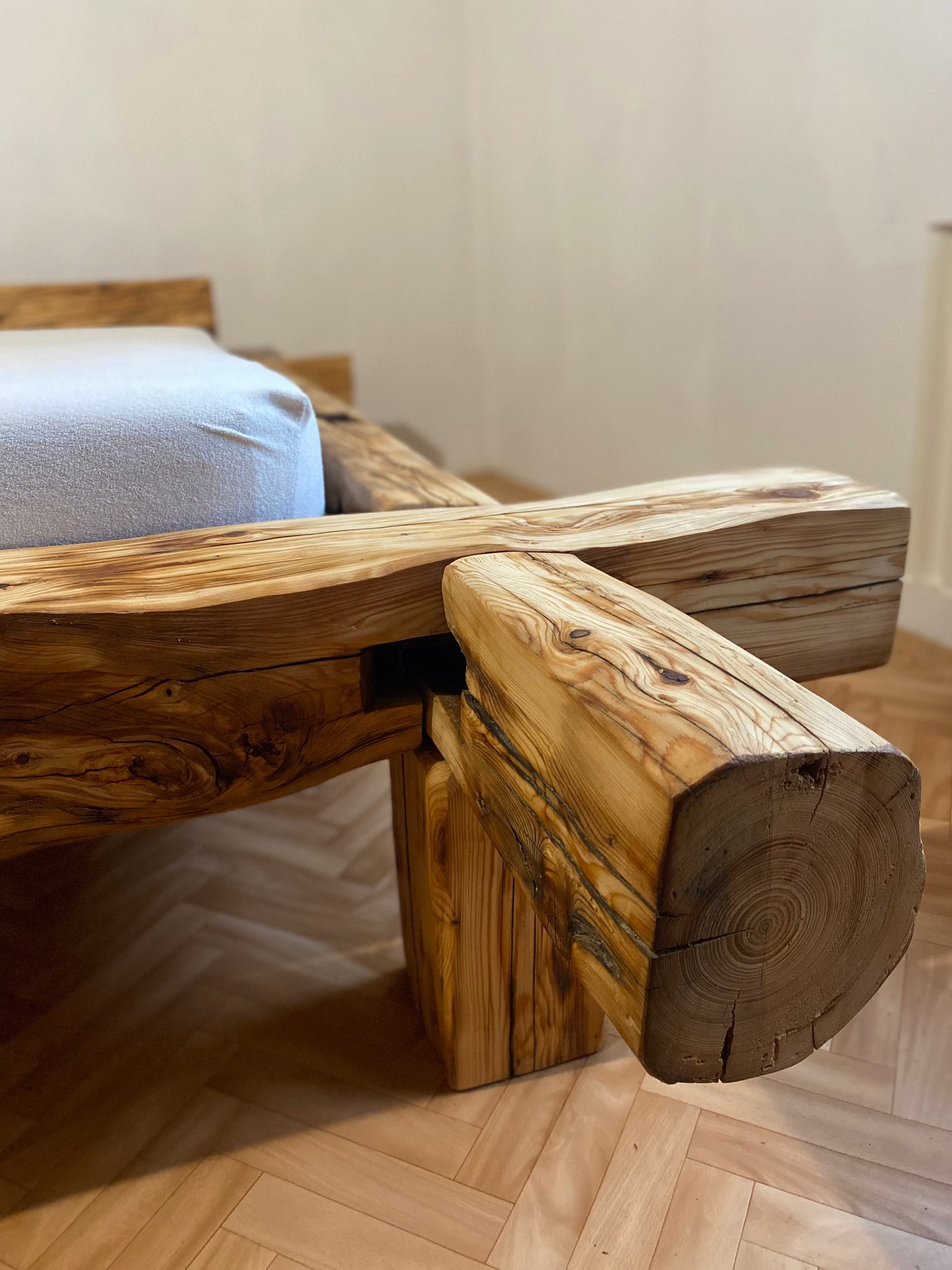 Masivní postel Svarog