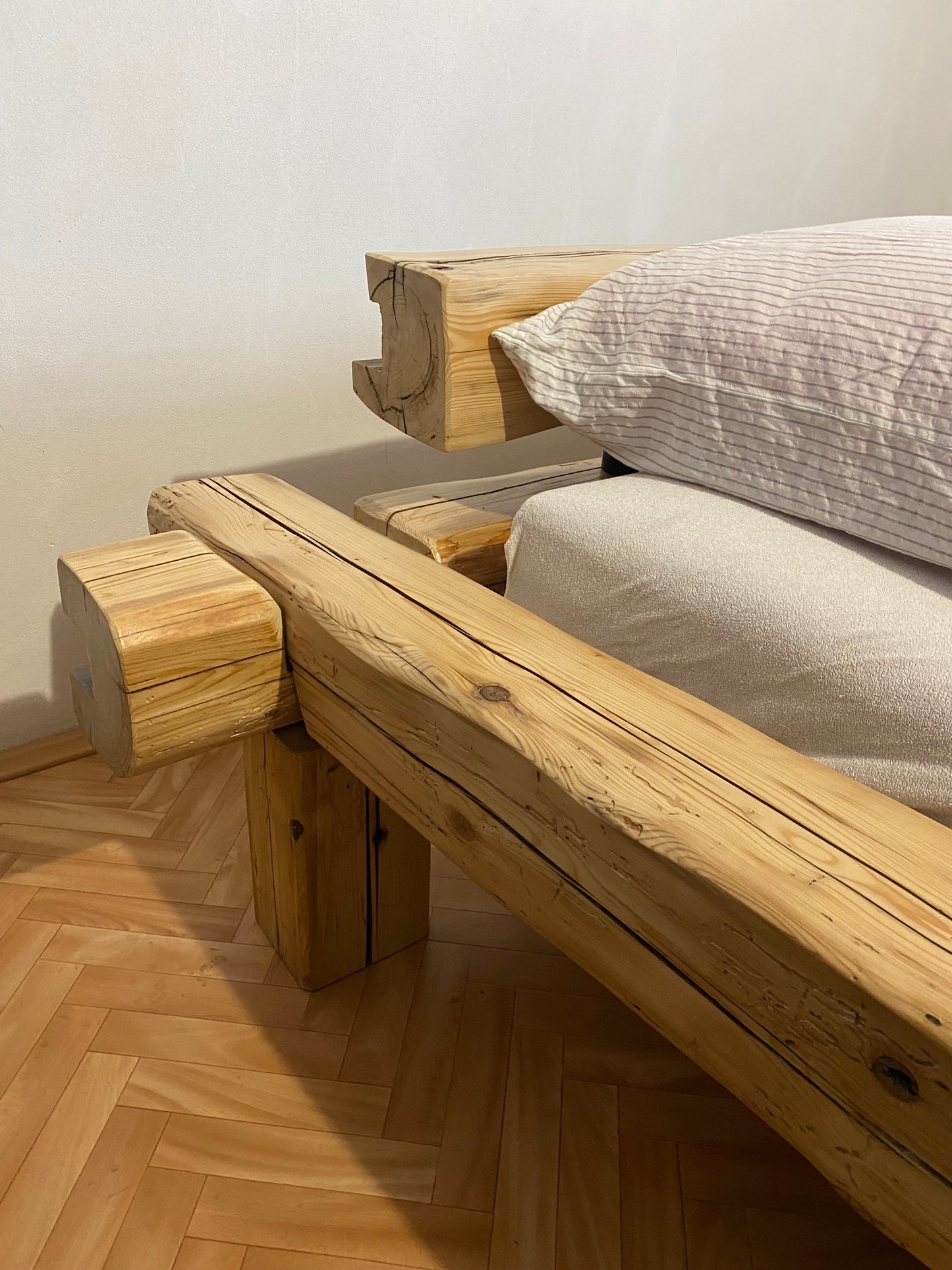 Masivní postel Dažbog