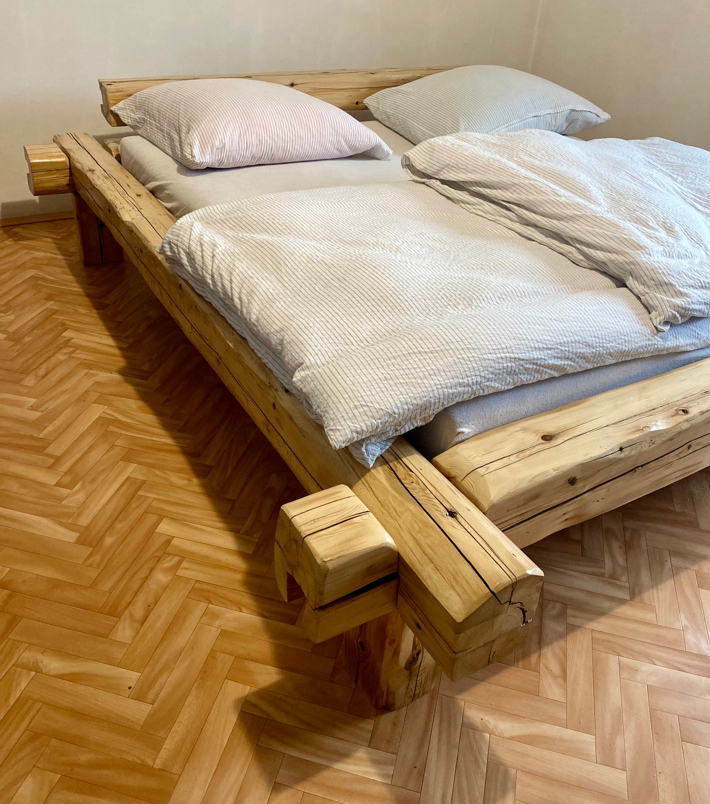 Masivní postel Dažbog